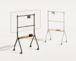 Easel Studio Mobilt TV-stativ med hjul – Hvid